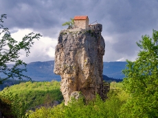 Stalpnicii isi desavarseau lucrarea inaltandu-si stalpi 